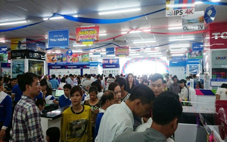 Vừa tới giờ mở cửa, ngay lập tức khách hàng tràn vào siêu thị