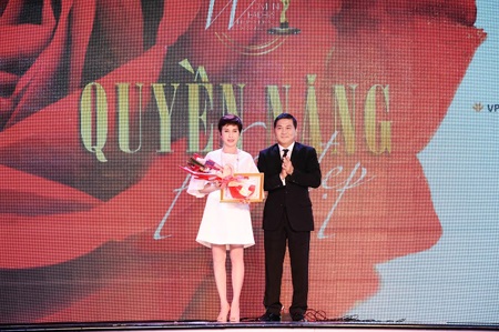 Bà Đặng Thanh Hằng – Đại diện đơn vị tài trợ Vàng nhận hoa và