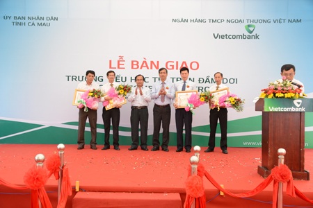 Đ/c Phạm Mạnh Thắng, Phó TGĐ Vietcombank (thứ 5 từ trái sang) đại diện