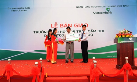 Đ/c Phạm Mạnh Thắng, Phó TGĐ Vietcombank (bên phải) trao biểu trưng