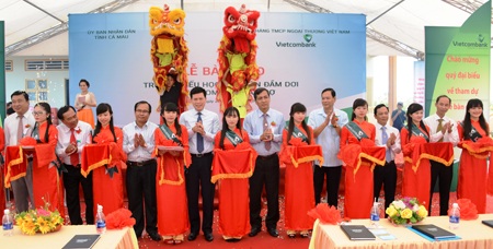 Lễ cắt băng khánh thành Trường tiểu học thị trấn Đầm Dơi