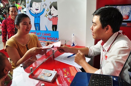 Nhân viên Home Credit được chú trọng đào tạo về kiến thức và kỹ năng tư vấn khách hàn