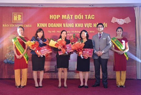 PTGĐ Vũ Phương Nam chụp ảnh lưu niệm cùng đại diện các DN đạt giải doanh thu cao