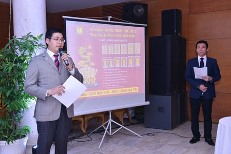 PTGĐ Vũ Phương Nam và PGĐ Kinh doanh Trần Nhật Nam thuyết trình sản phẩm tại buổi họp mặt.