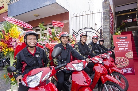 Pizza Hut khai trương cửa hàng thứ 50, bạn trẻ nhận ưu đãi lớn - 2 Pizza Hut sẵn sàng giao hàng miễn phí đến tận tay thực khách chỉ trong vòng 30 phút
