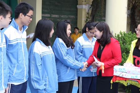 Trao học bổng khuyến tài cho các em học sinh trường THPT Cầu Giấy, Hà Nội