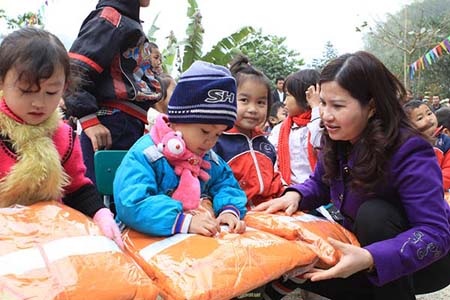Tặng áo ấm và quà Tết cho các em nhỏ ở Thanh Hóa trong chương trình Đông ấm xứ Thanh
