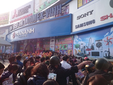 Khách hàng đến từ rất sớm xếp hàng chờ khai trương siêu thị