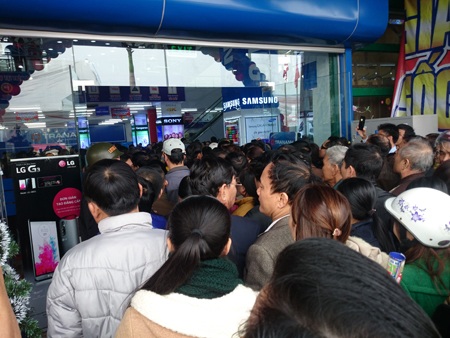 Dòng người đổ vào siêu thị để mua sắm