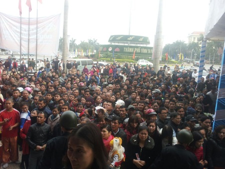 Dòng người đổ vào siêu thị để mua sắm