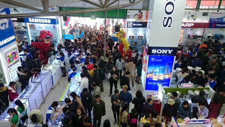 Khách hàng đứng chật kín tại các quầy hàng