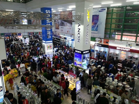 Khách hàng đứng chật kín tại các quầy hàng