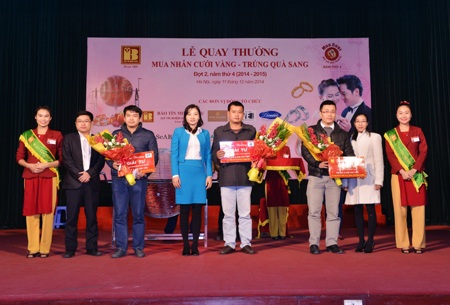 Các khách hàng may mắn trúng giải Tư của chương trình