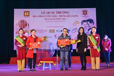 Các khách hàng may mắn trúng giải Ba của chương trình