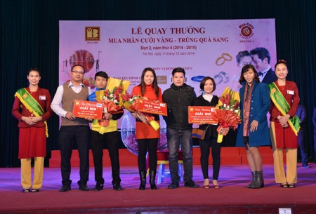 Các khách hàng may mắn nhận giải Nhì của chương trình