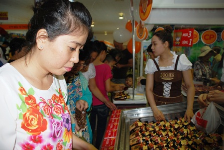 Khách hàng lựa chọn xúc xích Vườn Bia mới tung ra thị trường