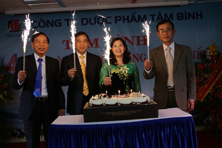 Ban lãnh đạo công ty thổi nển chúc mừng sinh nhật Tâm Bình tròn 4 tuổi