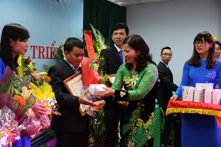 Dược sĩ Lê Thị Bình - TGĐ Công ty DP Tâm Bình thưởng Iphone 6 cho cán bộ nhân viên