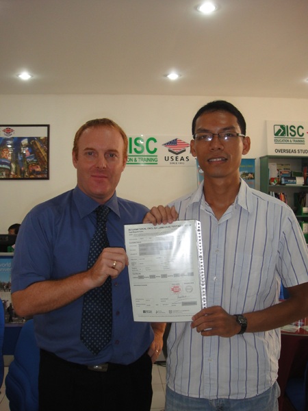 Học sinh Nguyễn Long Huy đạt IELTS 7.5 sau khi được thầy Carl Owen kèm