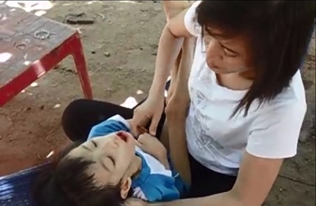 Sau 6 tháng bị căn bệnh hành hạ, cơ thể Nhật Lam teo tóp, chỉ còn 10kg.