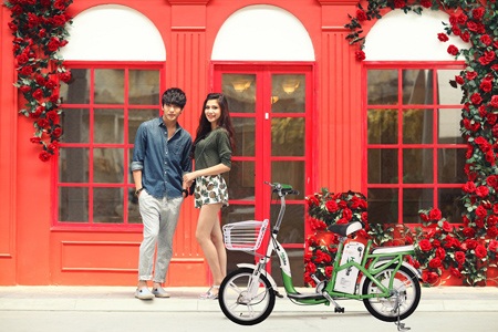 Anh Nguyễn Văn Loan đang làm thủ tục mua cùng lúc 2 chiếc xe đạp điện cho 2 con