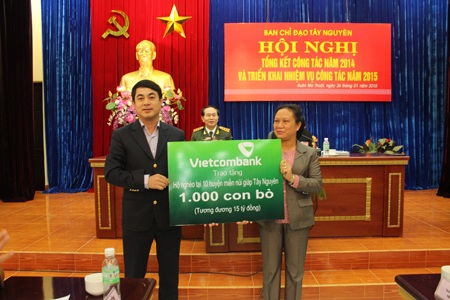 Vietcombank tặng các hộ nghèo tại 10 huyện miền núi giáp Tây Nguyên số tiền 15 tỷ đồng