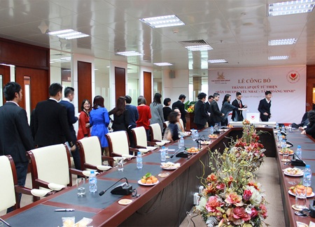 Quỹ “Hãy thương yêu nhau - Tân Hoàng Minh” - 2 Lãnh đạo và cán bộ nhân viên Tập đoàn Tân Hoàng Minh xếp hàng đóng góp