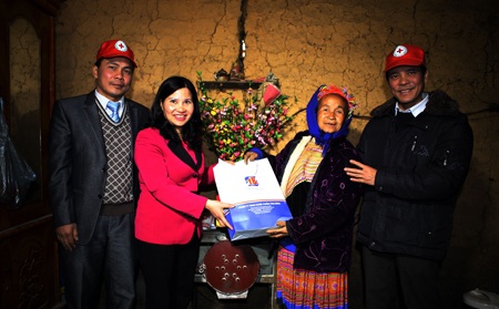 Dược sĩ Lê Thị Bình giúp các hộ nghèo đón Tết ấm áp và đầy đủ hơn