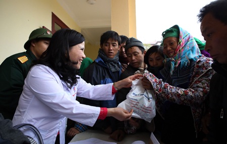 Khám chữa bệnh,phát thuốc