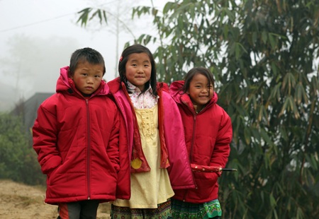 Công ty Dược Phẩm Tâm Bình tặng áo ấm cho trẻ em vùng cao