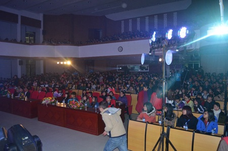 1.200 sinh viên cháy trong đêm nhạc từ thiện với Mr. T