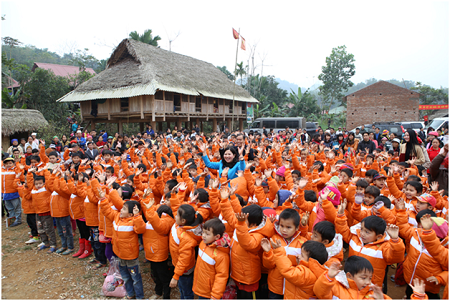 Các em học sinh trường Tiểu học và THCS Cổ Lũng xúng xính trong áo mới do DS Lê Thị Bình tặng