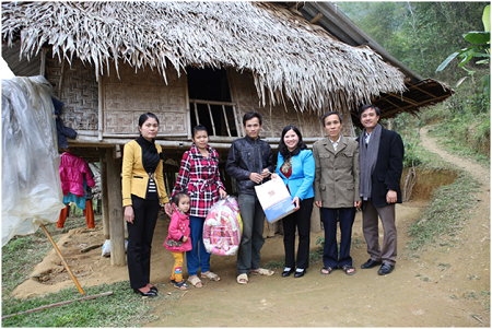 Dược sĩ Lê Thị Bình tặng áo ấm cho các cháu học sinh