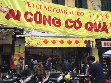 Khách hàng đang tập trung đông đúc tại Công Audio tại 67A Hai Bà Trưng