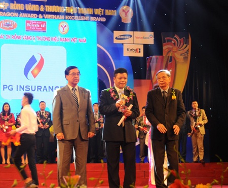 Ông Trần Anh Tuấn – PTGĐ đại diện PJICO nhận giải thưởng