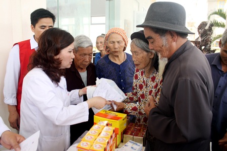  Khám chữa bệnh, phát thuốc