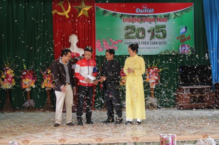 Anh Phạm Hiệp Doanh – Nga Bạch,  Nga Sơn, Thanh Hóa nhận quà từ chương trình