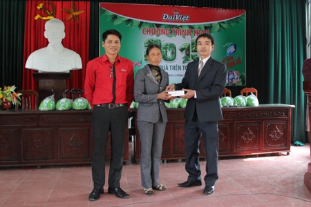 Anh Phạm Hiệp Doanh – Nga Bạch,  Nga Sơn, Thanh Hóa nhận quà từ chương trình