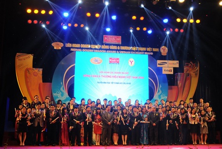 Ông Trần Anh Tuấn – PTGĐ đại diện PJICO nhận giải thưởng