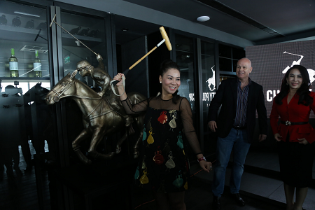 Vợ chồng ca sĩ Thu Minh và đại diện sân golf Long Thành tại buổi họp báo