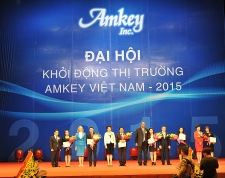 Amkey Việt Nam tổ chức thành công sự kiện Khởi động thị trường 2015 - 2 Lãnh đạo Tập đoàn AFG, Amkey Việt Nam phát thưởng cho các Thủ lĩnh xuất sắc năm 2014