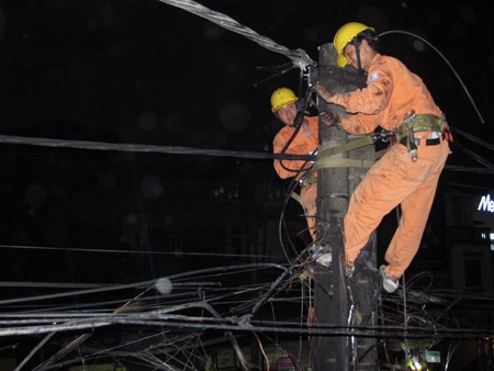 Hà Nội: Cháy cáp viễn thông, cột điện bị "vạ lây" - 2 Hà Nội: Cháy cáp viễn thông, cột điện bị vạ lây