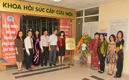 Vietcombank tài trợ 5,2 tỷ đồng cho Bệnh viện Xanh Pôn - 2 Bà Lê Thị Hoa - Ủy viên HĐQT Vietcombank
(thứ 6 từ trái sang) cùng Ban