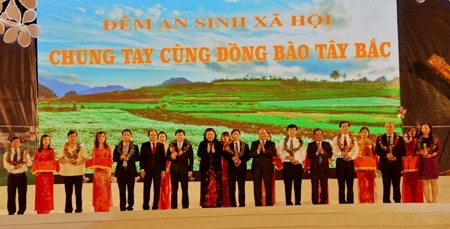 Đại diện Vietcombank ông Nguyễn Mạnh Hùng - UV HĐQT (thứ 5 từ