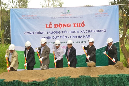 Lãnh đạo địa phương 
và lãnh đạo Vietcombank tham gia lễ động thổ