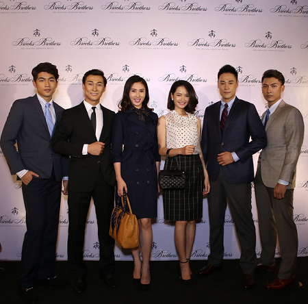 Các người mẫu trong trang phục