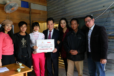 Tập đoàn Tân Hoàng Minh trao quà trị giá 210 triệu đồng đến