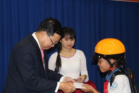 4 Oranges dành 400 suất học bổng cho học sinh hiếu học tỉnh Long An năm 2015