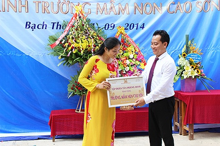Phó Tổng Giám đốc Trần Hồng Sơn trao tặng