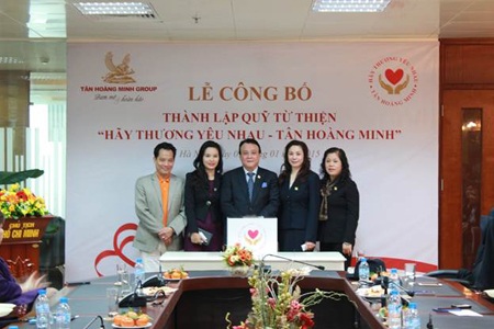  Ban Điều hành Quỹ “ Hãy thương yêu nhau – Tân Hoàng Minh”, từ trái qua: